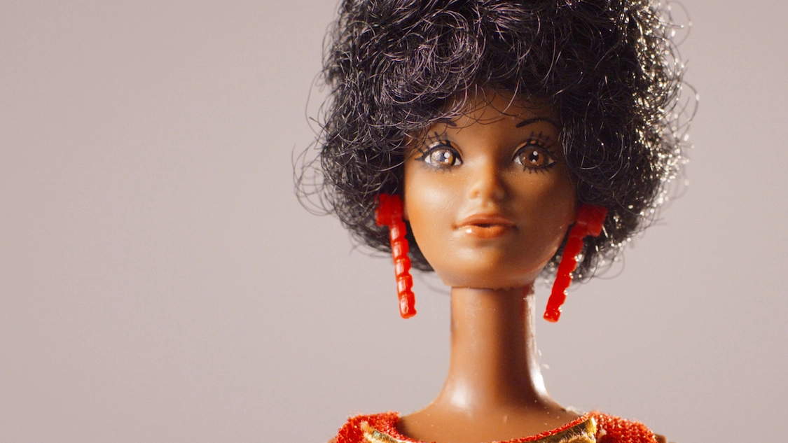 Su Netflix il documentario prodotto da Shonda Rimes, scritto e diretto da Lagueria Davis, che ripercorre la vera storia dietro la prima Barbie nera, lanciata sul mercato nel 1980. Una storia di rappresentazione, di lotte, di cultura black che tenta ancora oggi di uscire dall’ombra