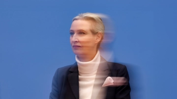 Il paradosso di Alice Weidel: lesbica, con una compagna dello Sri Lanka, come fa a guidare l’ultradestra tedesca?