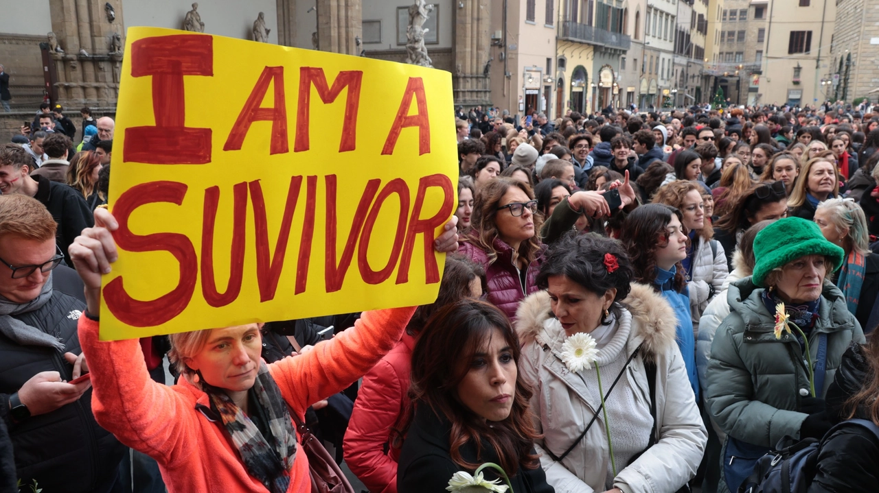 La signora con il cartello giallo spiccava alla manifestazione in Piazza della Signoria, organizzata da QNxleDonne e Comune di Firenze per la Giornata internazionale contro la violenza sulle donne