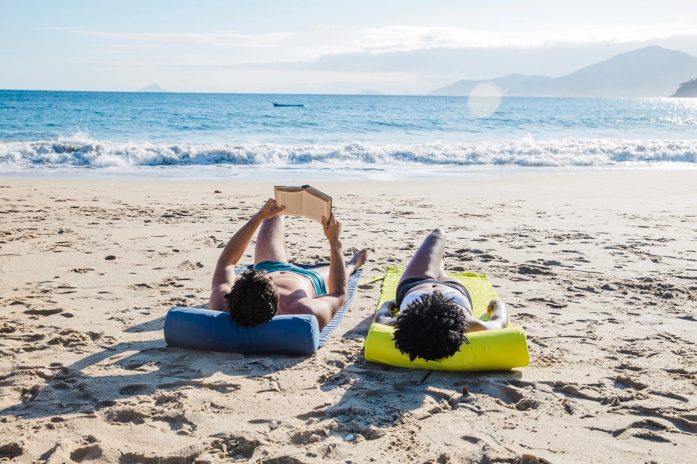 Una coppia si rilassa sulla spiaggia