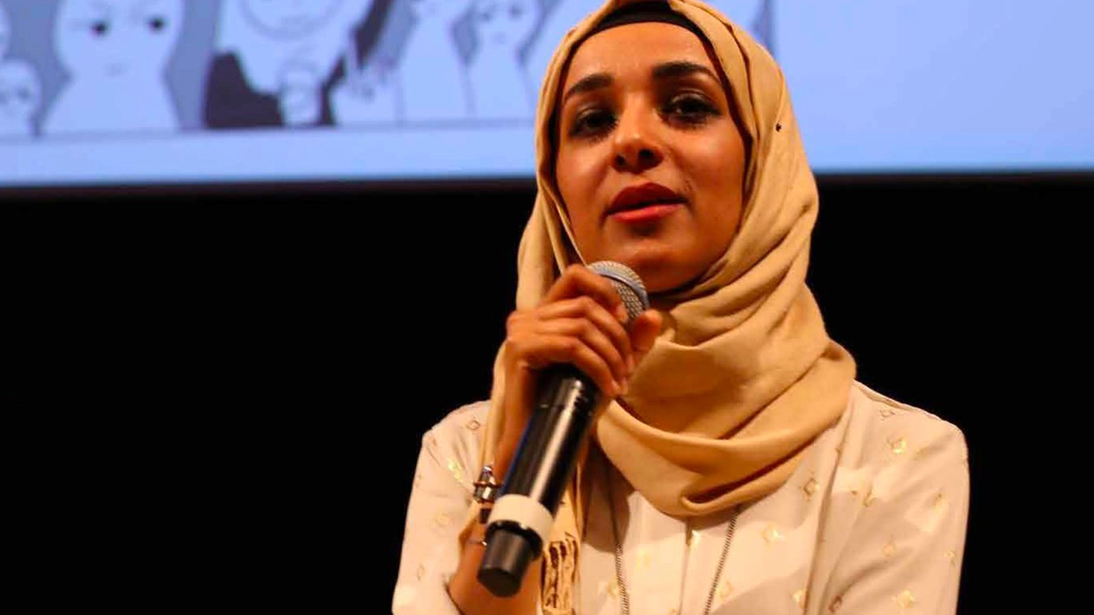 La 33enne fumettista e graphic journalist, a Lucca Comics & Games presenta il nuovo libro “Non stuzzicate la musulmana” e le sue tavole sono esposte nella mostra Kalimatuna – le nostre parole di libertà, con Zainab Fasiki e Deena Mohamed