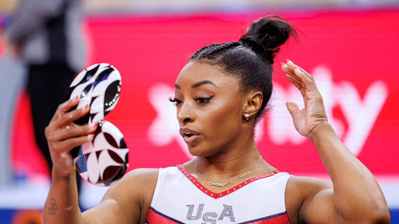 Simone Biles ai Giochi Olimpici di Parigi 2024 (Photo by Kerem YUCEL / AFP)