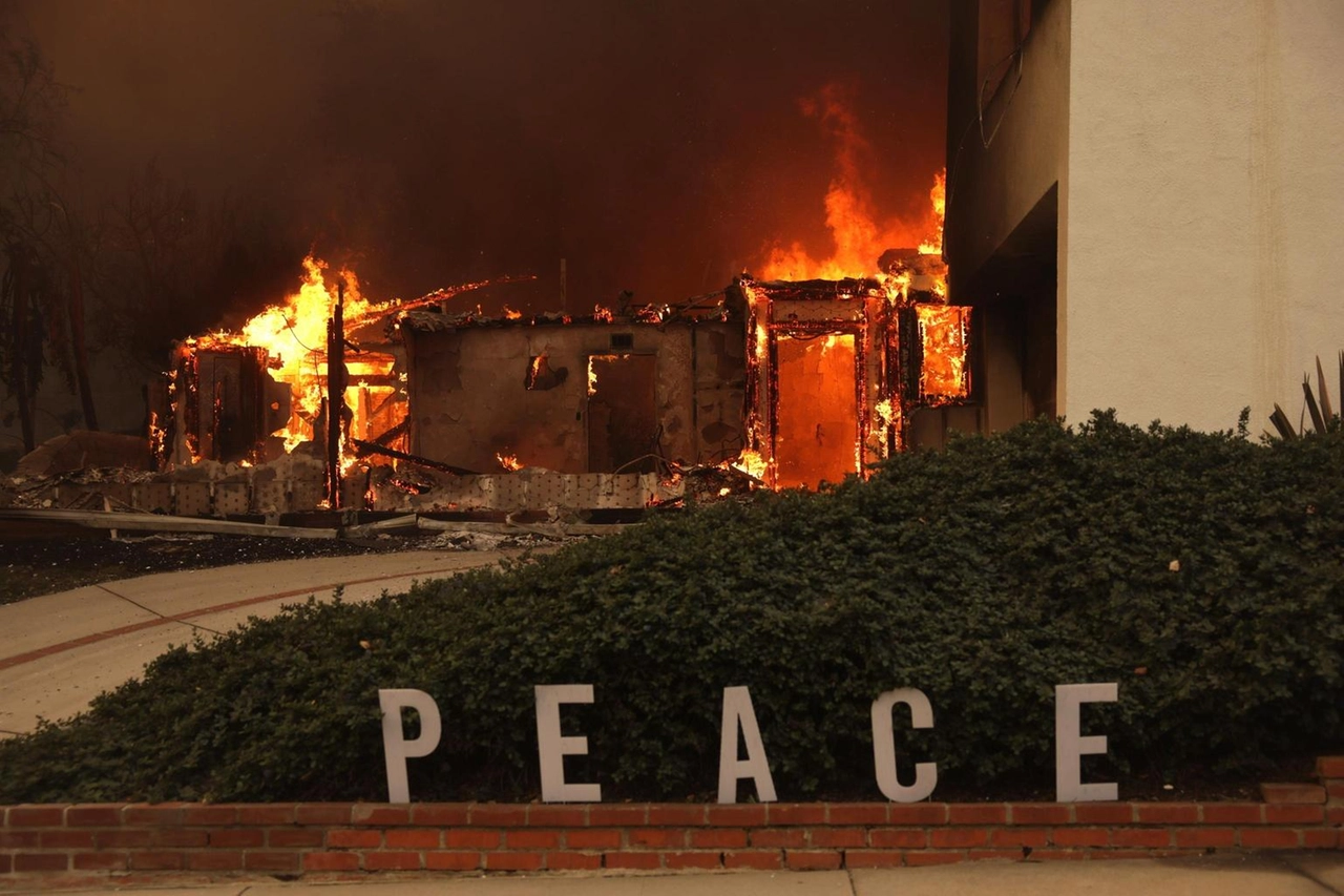 I venti calano a Los Angeles ma resta l'allerta rossa