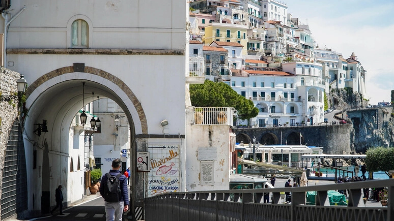 Il comune campano punta a garantire un equilibrio tra sviluppo economico, sociale, culturale e ambientale. Tra i provvedimenti nasce anche il “galateo del turista”