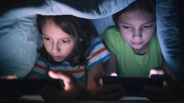 I genitori che utilizzano molto gli schermi hanno figli che fanno altrettanto (foto repertorio-Ansa)