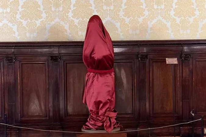 La statua della maternità in Senato prima di essere svelata (Ansa)