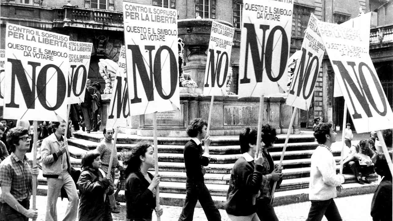 Erano il 12 e il 13 maggio del 1974 quando 33 milioni di italiani andarono a votare il primo referendum abrogativo in Italia lasciando che la legge sul divorzio restasse in vigore. Un risultato storico, il 'no' vinse infatti con il 59,3%, che aprì definitivamente la strada a nuovi diritti civili
