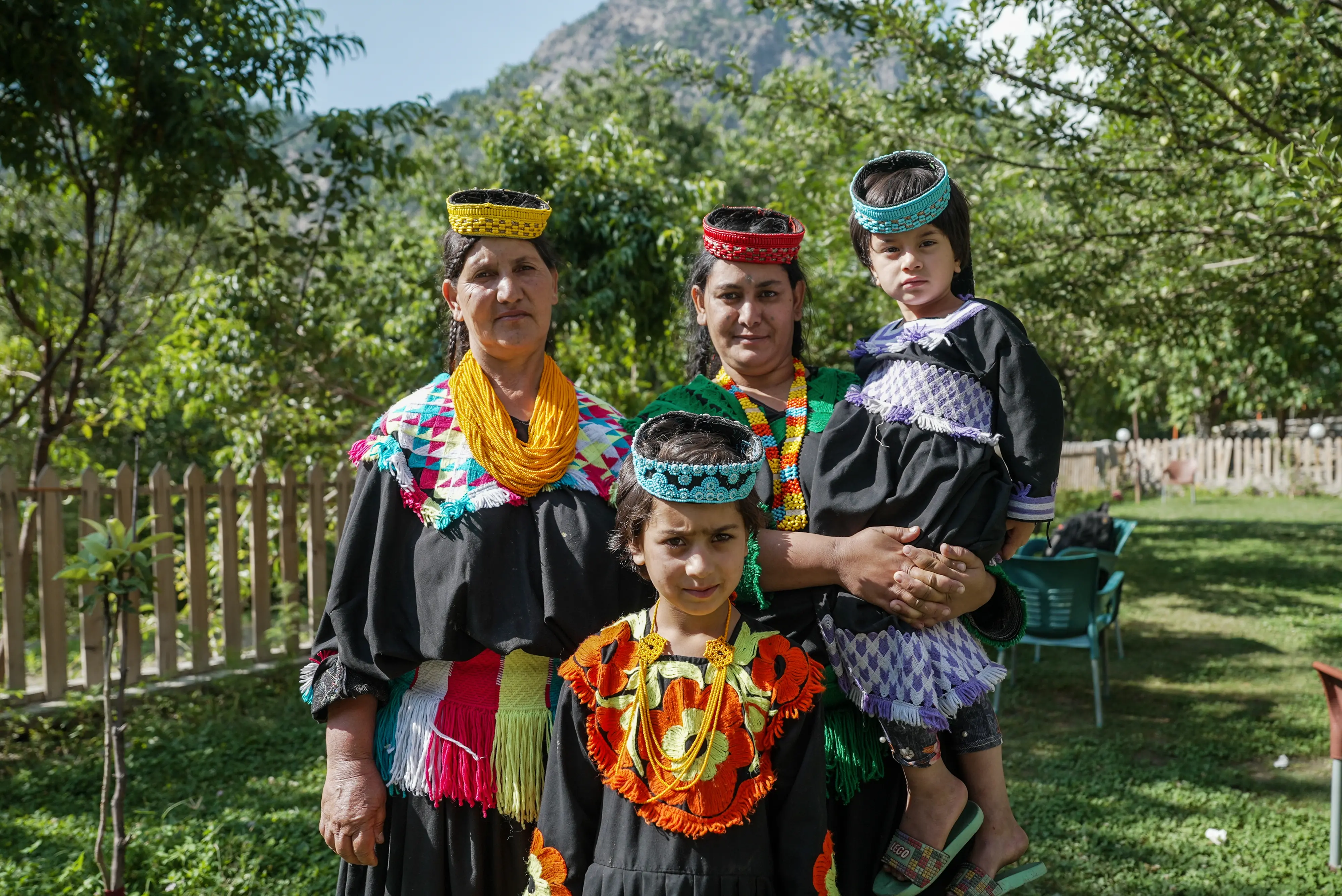 Le donne Kalash e il rito di lavare i capelli nel fiume: un atto di resistenza culturale