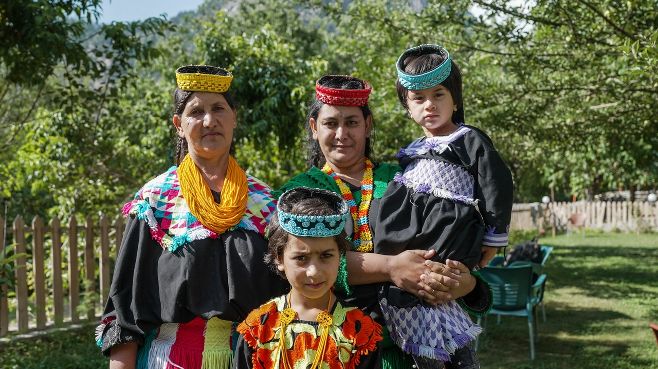 Le donne Kalash e il rito di lavare i capelli nel fiume: un atto di resistenza culturale