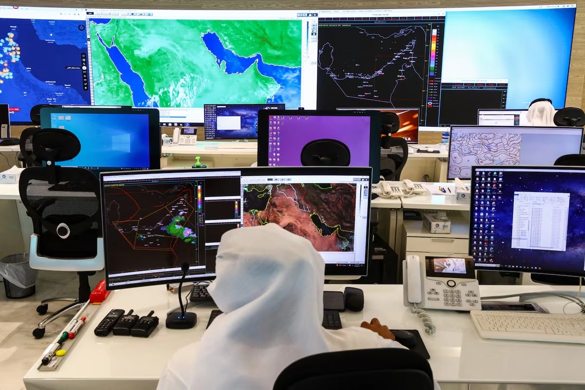 Gli esperti di meteorologia degli Emirati Arabi Uniti controllano le precipitazioni (Reuters)