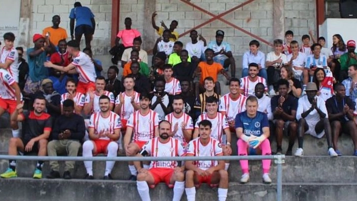 I richiedenti asilo con i giocatori della Sociedad Deportiva Monterroso (Instagram)