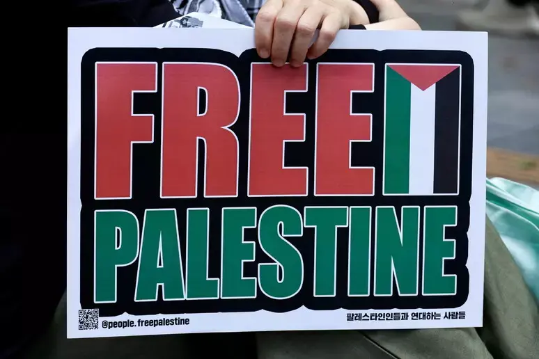 Striscione “Stop bombing Gaza” al mercato, multato un apicoltore: “Il dissenso disturba”