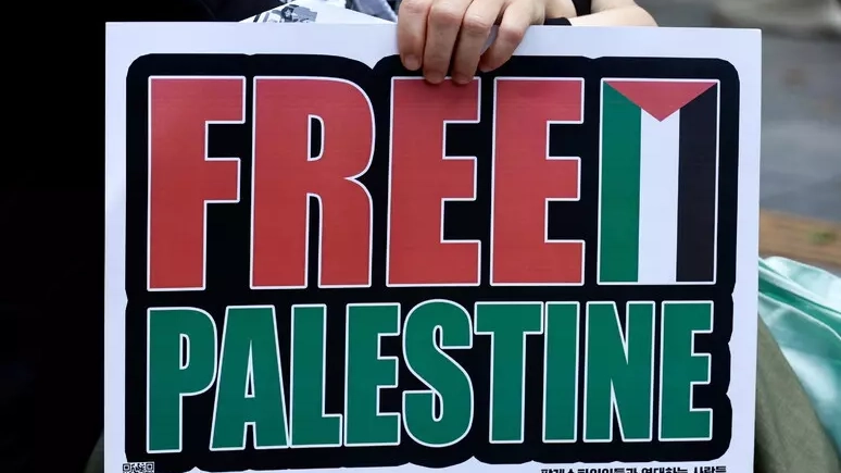 Lo striscione che l'ambulante aveva esposto davanti al suo banchetto chiedeva il cessate il fuoco a Gaza e lo stop al genocidio in corso in Palestina. L'intervento dei carabinieri che hanno sanzionato l'apicoltore per propaganda politica non autorizzata