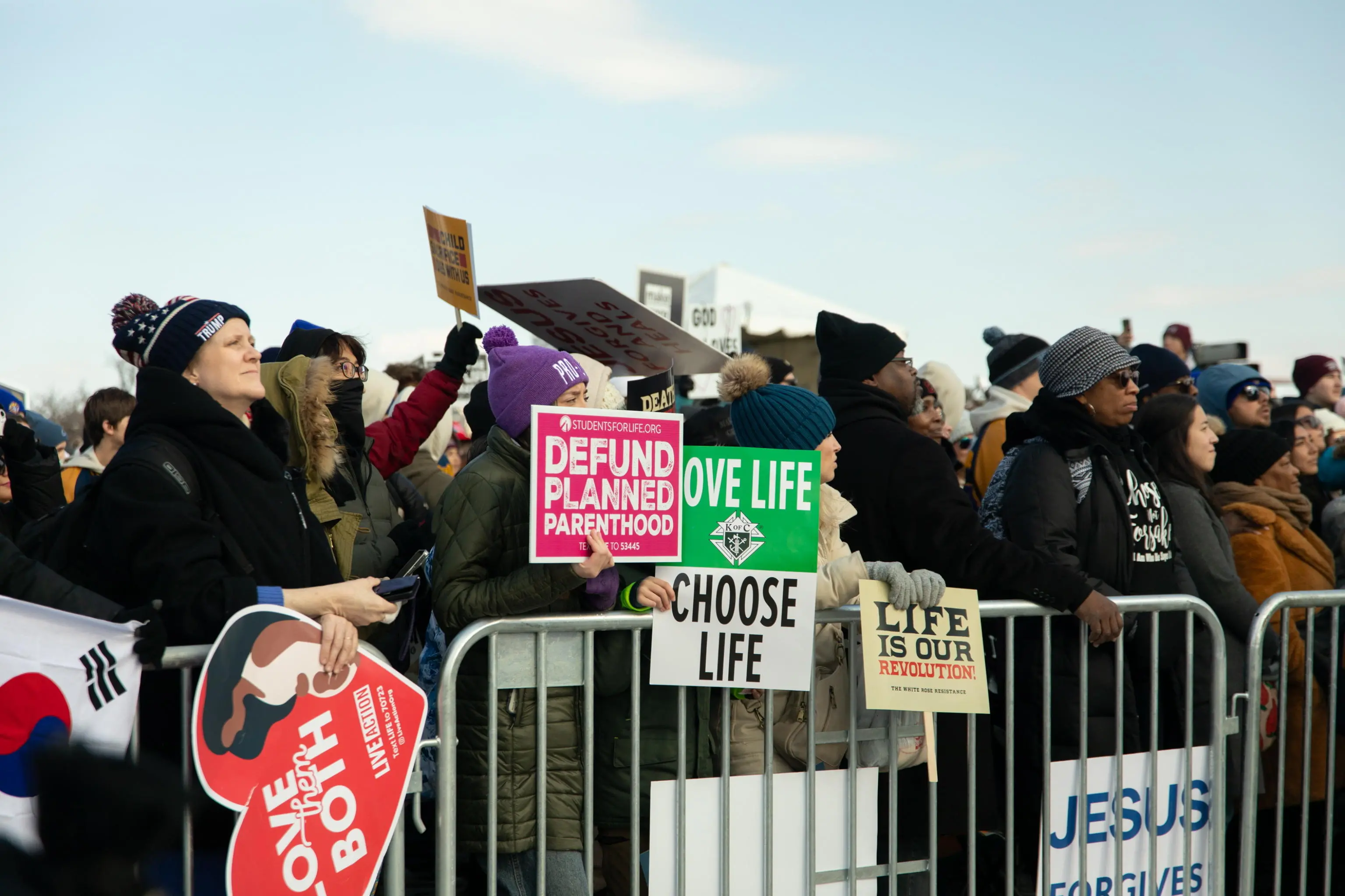 Instagram e Fb bloccano i post dei fornitori di pillole abortive. La marcia trionfale dei pro-life