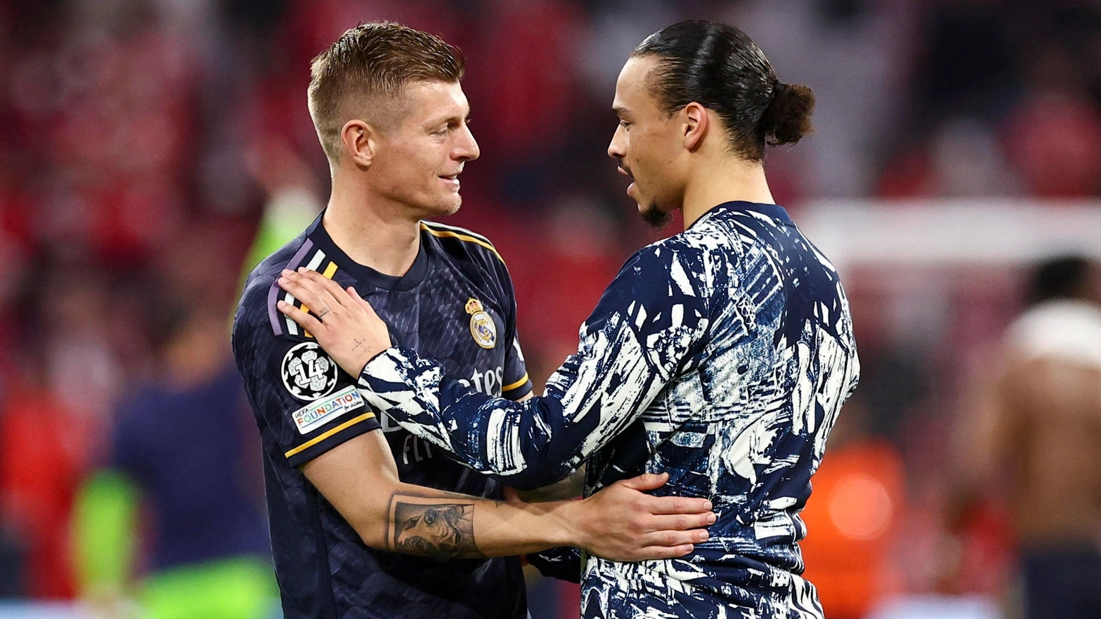 Tony Kroos, in maglia Real Madrid, abbraccia Leroy Sané del Bayern Monaco durante l'ultima Champions League