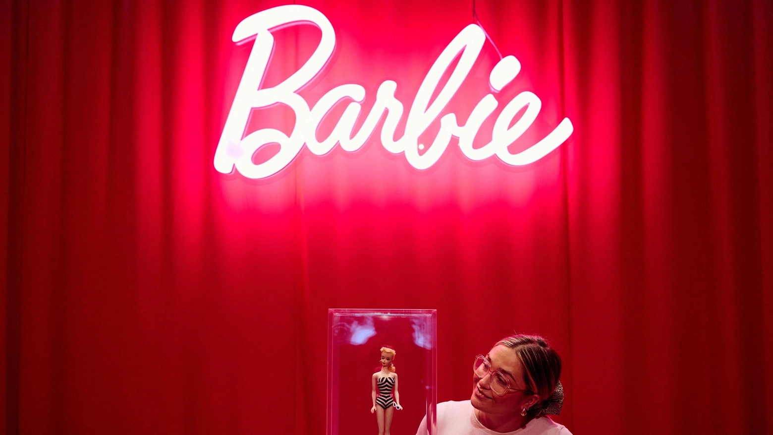 Nella mostra a Londra per i 65 anni dello storico giocattolo della Mattel anche una Barbie che è stata sei mesi nello spazio, con l’aspetto della nostra Samantha Cristoforetti. E poi la “n.1” del 1959, le prime nere o asiatiche e quelle con disabilità
