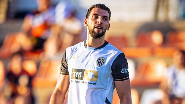 Rafa Mir, attaccante del Valencia, arrestato per violenza sessuale (Instagram)