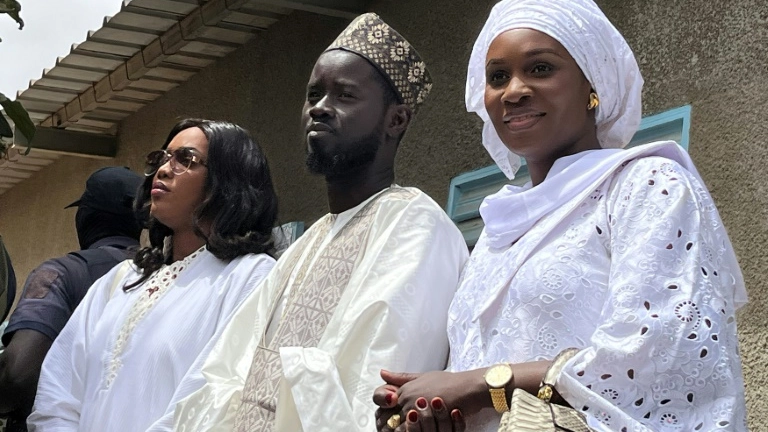 Il neo eletto presidente Bassirou Diomaye Faye, oltre ad essere il più giovane della storia del Paese, è sposato con Marie Khone e Absa Faye. Per la prima volta la poligamia entra nelle stanze del potere del Senegal