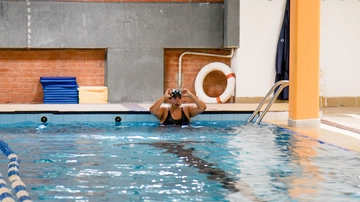 Piscina, tolleranza e inclusione. Corsi per donne musulmane: “Solo istruttrici e vasca blindata”