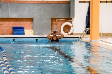 Piscina, tolleranza e inclusione. Corsi per donne musulmane: “Solo istruttrici e vasca blindata”