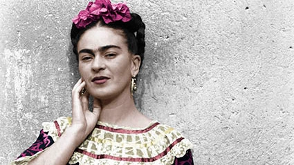 Nata nel 1907 a Città del Messico, la sua vita venne segnata da un terribile incidente stradale. Costretta a lunghissimi periodi di immobilità, iniziò a dipingere in casa. Nei suoi quadri Frida ha esplorato la complessità dell’identità di genere e le sfide di una società patriarcale