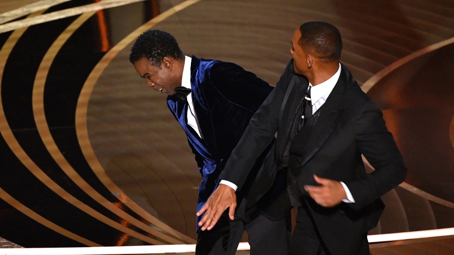 Lo schiaffo di Will Smith a Chris Rock sul palco degli Oscar 2022 (Afp)