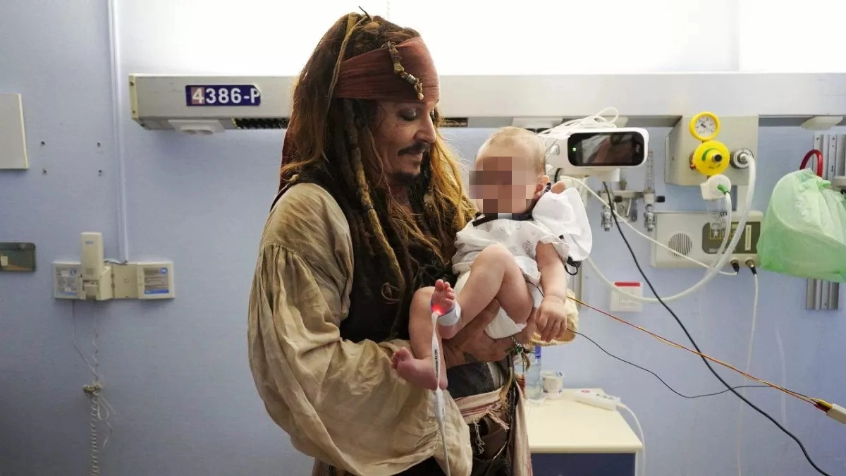 Johnny Depp/Jack Sparrow con i bambini malati dell'Ospedale Universitario Donostia