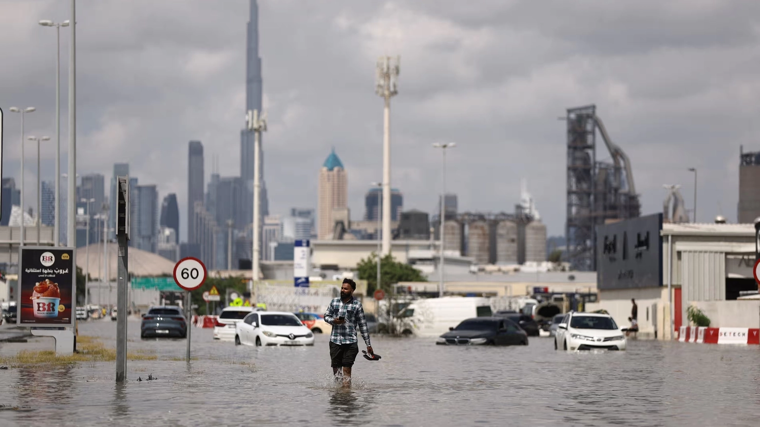 L'alluvione a Dubai il 16 aprile (Reuters)