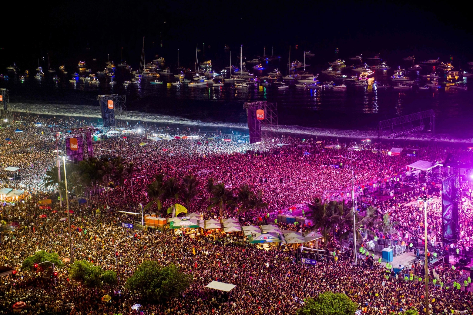 Una folla oceanica assiste al concerto di Madonna sulla spiaggia di Copacabana
