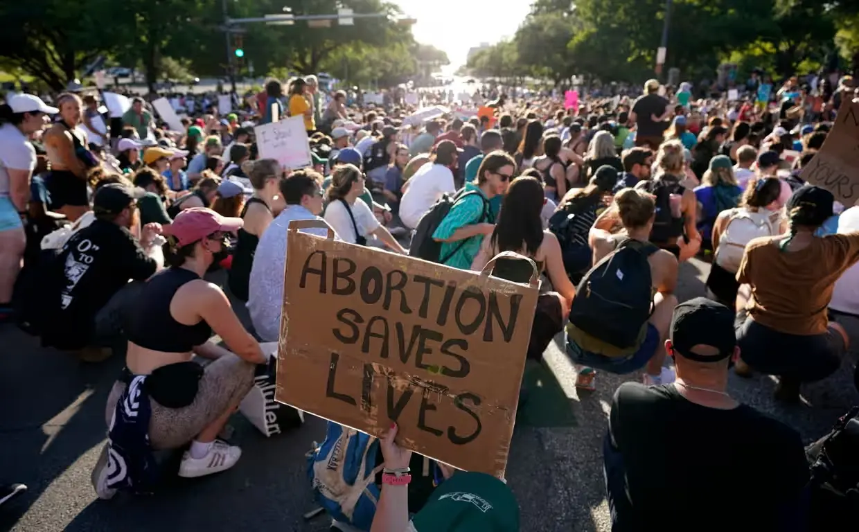 Texas, accusata di omicidio per un aborto, fa causa ai giudici