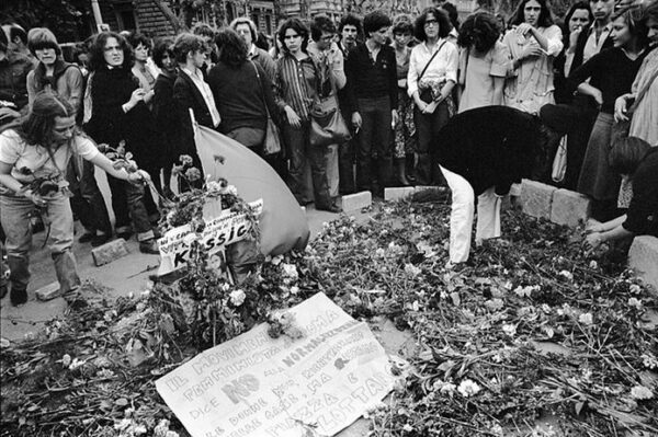 Persone depongono fiori sul luogo dove e' stata uccisa Giorgiana Masi, Roma 13 maggio 1977. La ragazza venne uccisa da un colpo d'arma da fuoco durante una manifestazione di piazza. ANSA