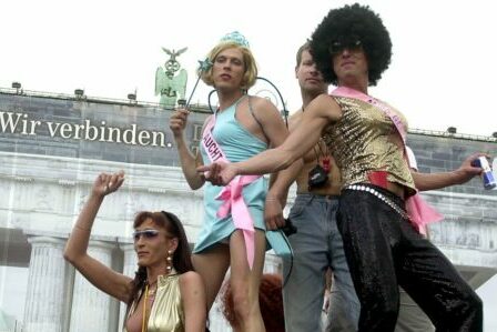 20010623 - BERLIN, GERMANY - CRO : GAY PRIDE: GERMANIA, MEZZO MILIONE A PARATA BERLINO.    Drag queens and gays dance on a float in front of Berlin's landmark the Brandeburg Gate, during a Christopher Street Day parade, Saturday 23 June 2001. Some 500.000 participants were expected to join the parade, organizers said. nearly a million people marched through the streets of Paris and Berlin 23 June for the capitals' annual Gay Pride Marches, using the occasion to denounce anti-gay discrimination.     ANSA-EPA PHOTO DPA/TORSTEN LEUKERT/dar-fob / PAL
