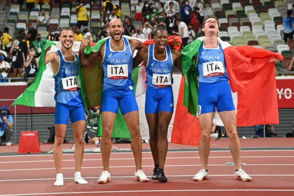 Winners Italia's teammates (from L) Lorenzo Patta, Lamont Marcell Jacobs, Eseosa Desalu and Filippo Torfu celebrate at the end of the men's 4x100m relay final during the Tokyo 2020 Olympic Games at the Olympic Stadium in Tokyo on August 6, 2021. (Photo by Andrej ISAKOVIC / AFP)
