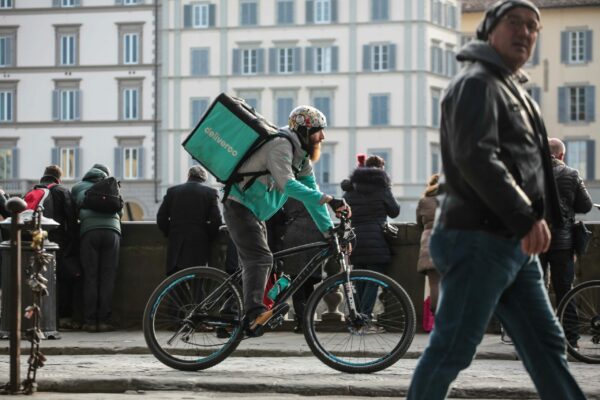 PRESSPHOTO Firenze, Covid, pandemia.
Riders, biciclette, delivery, fattorini, Deliveroo, ristorazione da asporto

New Press Photo