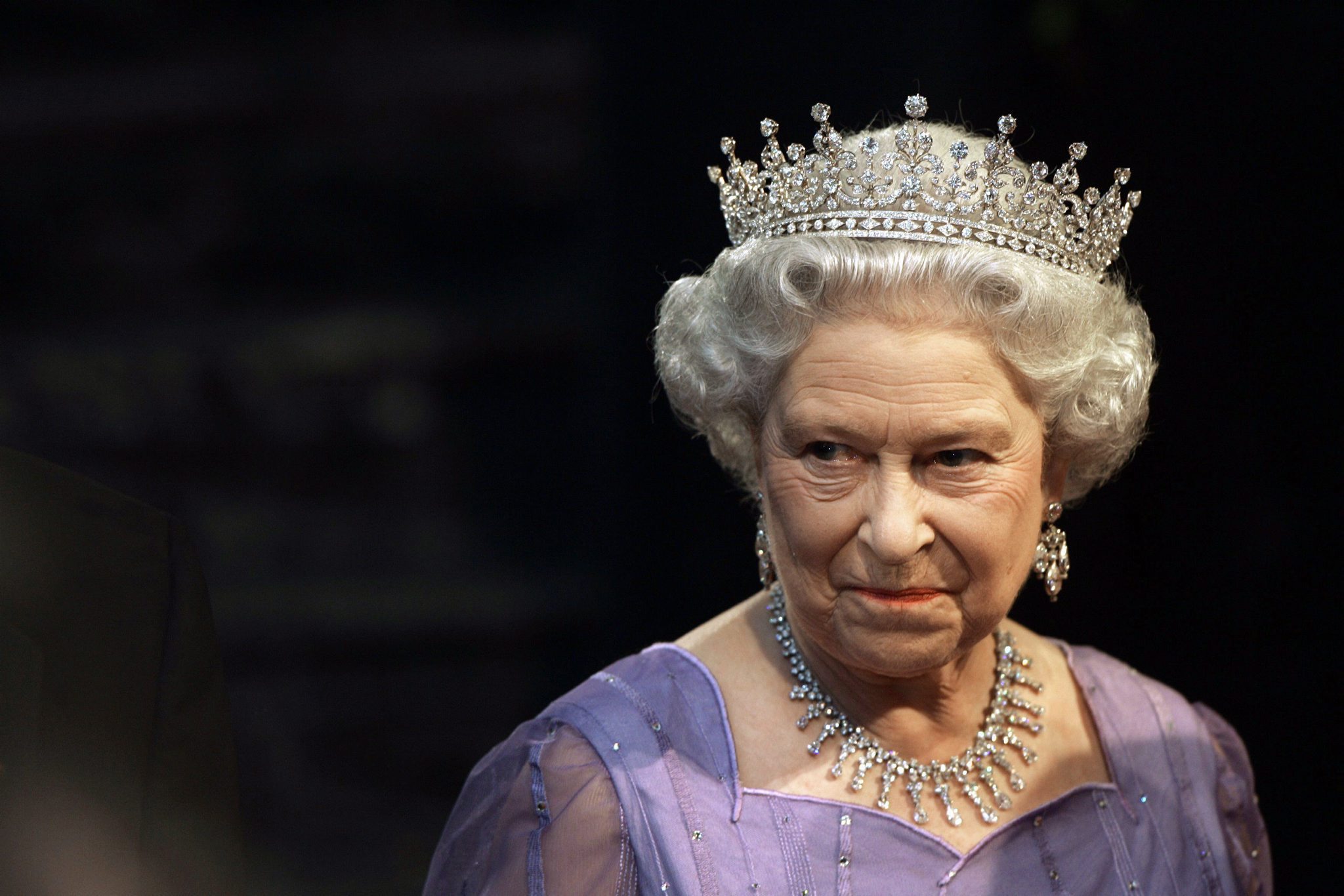 20070729 - LONDRA - EST -  GB: REGINA A BBC, NON TRASMETTETE DOCUMENTARIO SU DI ME. MAIL ON SUNDAY, GIA' SI SONO DOVUTI SCUSARE PER TRAILER - Un'immagine d'archivio della  regina Elisabetta II . Scontro aperto tra Buckingham Palace e la Bbc sulla messa in onda di un documentario sulla 
regina Elisabetta, un film che la sovrana non vorrebbe fosse visto dal pubblico: lo rivela il Mail on Sunday ricordando che il documentario e' quello preceduto da un 'trailer' in cui l'emittente aveva fatto apparire Elisabetta furiosa che se ne andava da un set fotografico con Annie Leibovitz (cosa mai successa), dovendo poi scusarsi con la regina per il montaggio che aveva dato quell'impressione.
ANSA/ARCHIVIO/MICHAEL KAPPELER / BGG