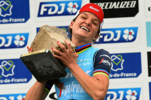 Britain's Elizabeth Lizzie Deignan holds the trophy after she won the first edition of the women elite race of the 'Paris-Roubaix' cycling event, 116,5km from Denain to Roubaix, on October 2, 2021. (Photo by FRANCOIS LO PRESTI / AFP)