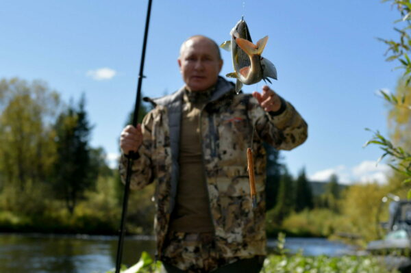 epa09489187 A picture made available on 26 September 2021 shows Russian President Vladimir Putin spending his leisure time in the Siberian Federal District, Russia.  EPA/ALEXEI DRUZHININ / KREMLIN POOL/ SPUTNIK / POOL MANDATORY CREDIT