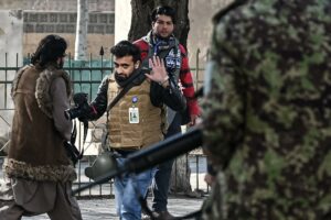 Controlli ai giornalisti durante la protesta delle donne a Kabul