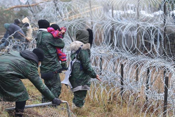 Migranti, la Polonia alza un muro di 186 chilometri al confine con la Bielorussia. Ecco che cosa sta succedendo
