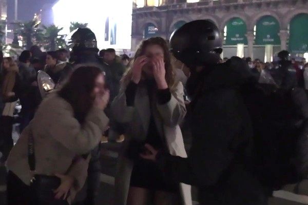 Sono descritti in almeno tre verbali gli abusi sessuali “orribili“ della notte di Capodanno nella zona di piazza Duomo a Milano