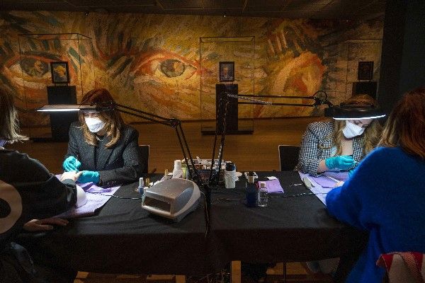 Il Museo Van Gogh di Amsterdam diventa un salone di bellezza: la manicure si fa tra i quadri, ecco il motivo