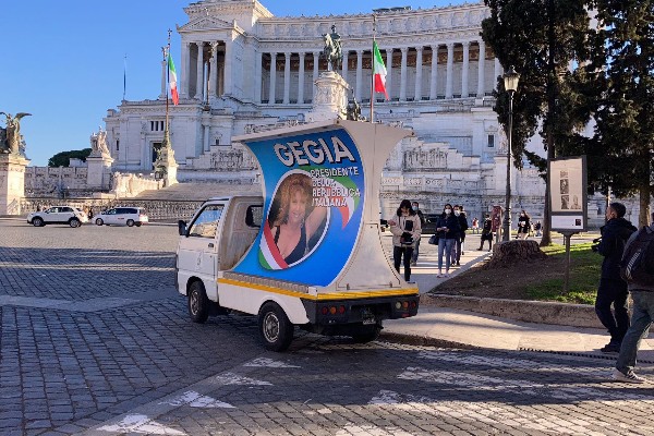 “Belli ciao”, Gegia al Quirinale: flashmob a Roma per lanciare la sua candidatura