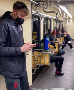 Lapo Nava, 17 anni, portiere della Primavera rossonera, fotografato mentre torna a casa in tram dopo la partita