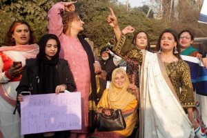 Scende in piazza la comunità transgender in Pakistan