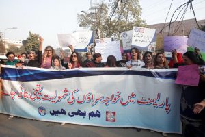 La comunità transgender protesta per rivendicare i propri diritti a Lahore, Pakistan