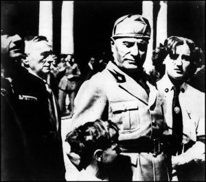  Elena Curti insieme con il padre Benito Mussolini, il 23 aprile nel cortile della prefettura di Milano