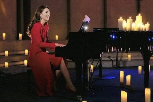 La duchessa Kate Middleton accompagna al pianoforte Tom Walker per ricordare le vittime di Covid