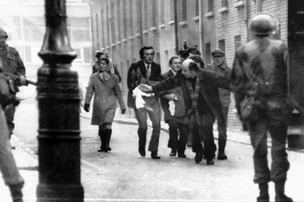Il sacerdote Edward Daly, uno dei simboli del “Bloody Sunday”: nell’iconico scatto tenta di portare in salvo il 17enne John “Jackie” Duddy, colpito a morte dai parà inglesi