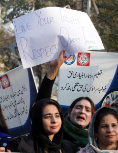 La comunità transgender protesta per rivendicare i propri diritti a Lahore, Pakistan