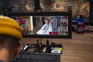 In Olanda il museo di Van Gogh si trasforma in beauty center: la singolare forma di protesta contro le misure anti-covid ideata dalla direttrice Emilie Gordenker
